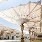 Payung otomatis terbuka di halaman Masjid Nabawi Madinah saat siang hari
